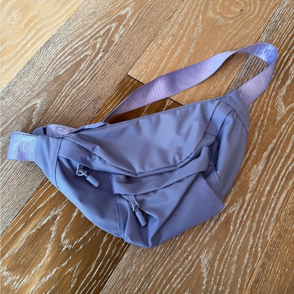 Dare to Roam Outrider Belt Bag
NEW Phantom Purple Ciara DTR
Fanny Pack NWOT - Picture 4 of 7